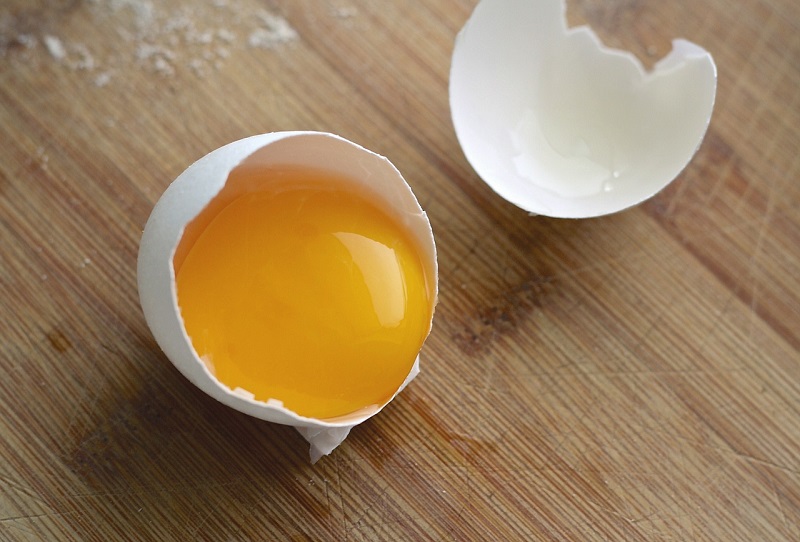 Use egg yolk for growing your eyebrows